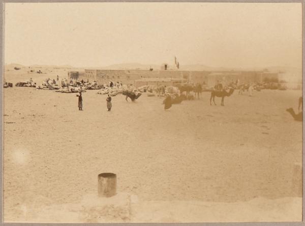 [Bordj d'El Goléa] [Point final de la colonne du Tidikelt du commandant d'Eu : séjour du 14 au 17 mai 1900'] (Image de propagande coloniale)