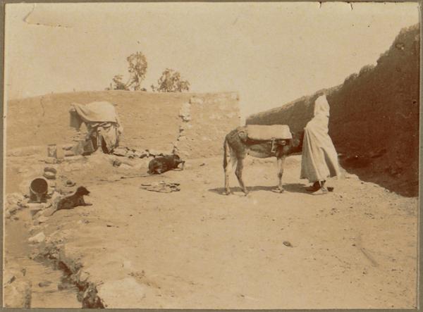 L'amplissage des outres (Image de propagande coloniale)