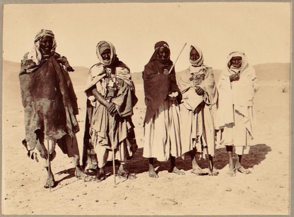 Types de mendiants d'In-Salah [étape de la colonne du Tidikelt du commandant d'Eu du 14 et 16 mars 1900'] (Image de propagande coloniale)