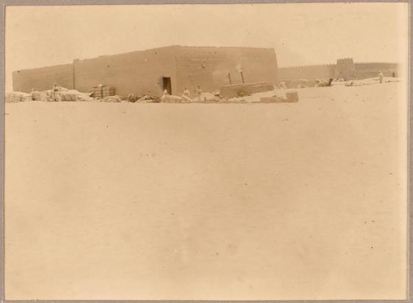 La manutention à In-Salah [fort] (1900) [séjour de la colonne du Tidikelt du lieutenant-colonel d'Eu 7-8 avril : aménagement du casernement pour la garnison d'été] (Image de propagande coloniale)
