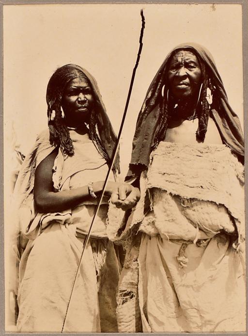 Deux demi-mondaines [prostituées] (Image de propagande coloniale)
