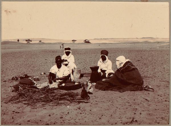 Sahariens preparant leur repas (Image de propagande coloniale)