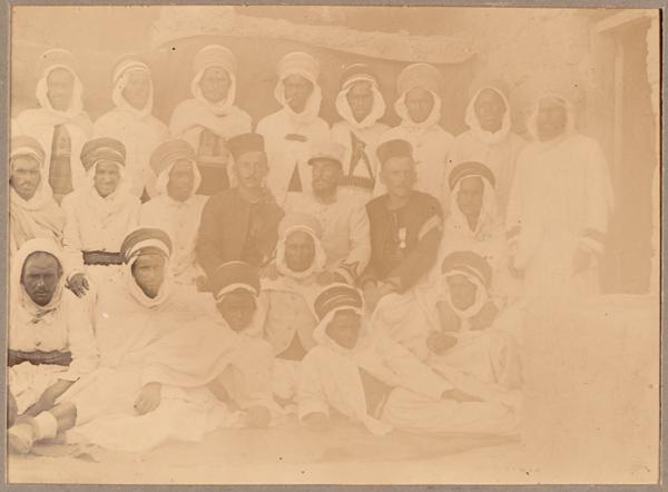 Un groupe de méharistes (Image de propagande coloniale)