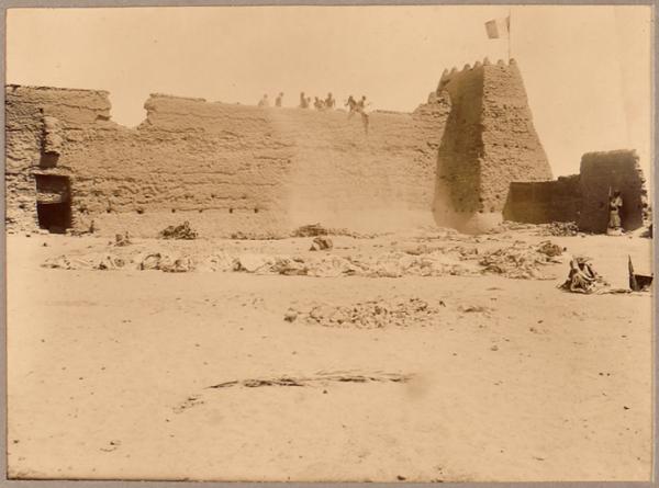 [Après le combat d'In-Rhar]. Démolition de la casbah d'In-Rhar [20 mars 1900] (Image de propagande coloniale)