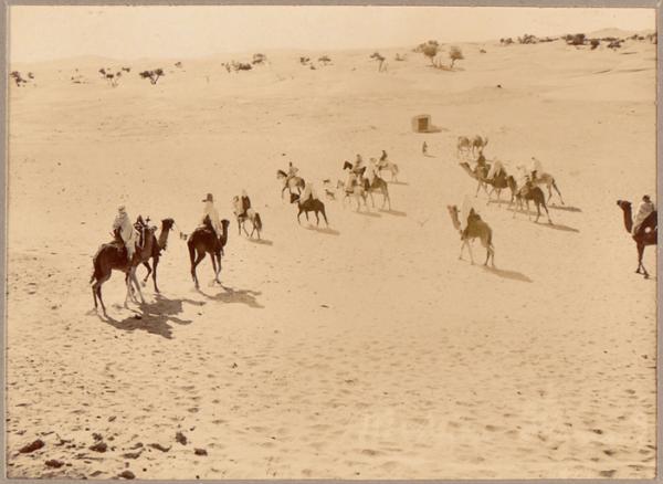 Escorte de la mission Flamand. L'arrivée au puits [le 11 décembre 1899 à Inifel] (Image de propagande coloniale)