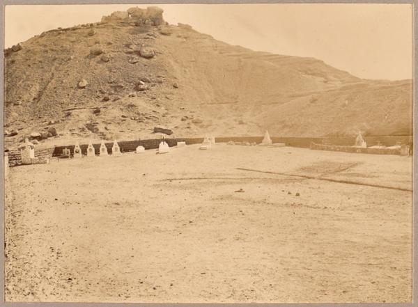 Le cimetière des Sahariens. El Goléa [Point final de la colonne du Tidikelt du commandant d'Eu : séjour du 14 au 17 mai 1900'] (Image de propagande coloniale)