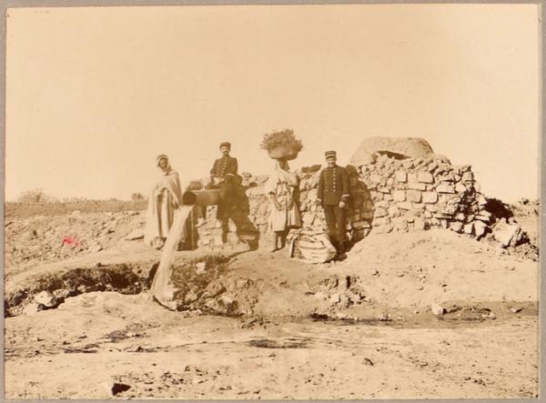 El Goléa. Le puits Maboul [Point final de la colonne du Tidikelt du commandant d'Eu : séjour du 14 au 17 mai 1900'] (Image de propagande coloniale)