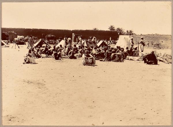 [Après le combat d'In-Rhar]. Les prisonniers d'In-Rhar [20 mars 1900] (Image de propagande coloniale)