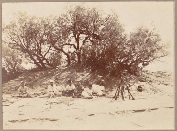 Un tafaïa dans l'oued (Image de propagande coloniale)