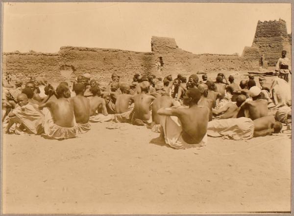 Prisonniers après le combat d'In-Rhar [19 mars 1900]. (Image de propagande coloniale)