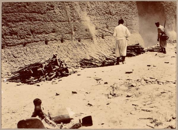 Après le combat d'In-Rhar. Les armes des vaincus [20 mars 1900] (Image de propagande coloniale)