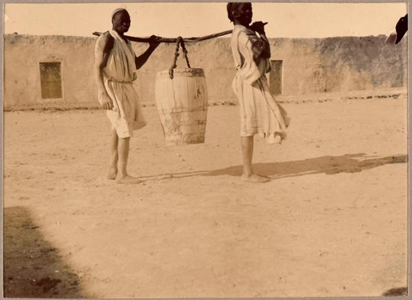 Transport de l'eau à In-Salah [étape de la colonne du Tidikelt du commandant d'Eu du 14 et 16 mars 1900'] (Image de propagande coloniale)
