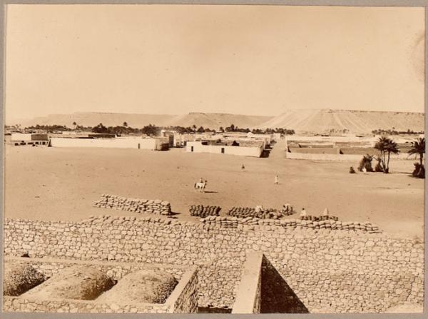 El Goléa. [vue de l'interieur du bordj][Point final de la colonne du Tidikelt du commandant d'Eu : séjour du 14 au 17 mai 1900'] (Image de propagande coloniale)