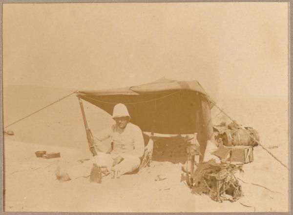 Abri improvisé [Sergent Colonnes] (Image de propagande coloniale)