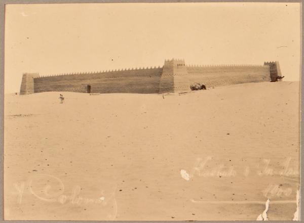Casbah d'In-Salah. 1900 [signature du sergent Colones'] [étape de la colonne du Tidikelt du commandant d'Eu du 14 et 16 mars 1900'] (Image de propagande coloniale)