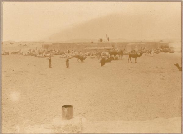 Hassi-Inifel. Arrivée d'un convoi de ravitaillement [Mission Flamand 9-10 décembre 1899'] (Image de propagande coloniale)