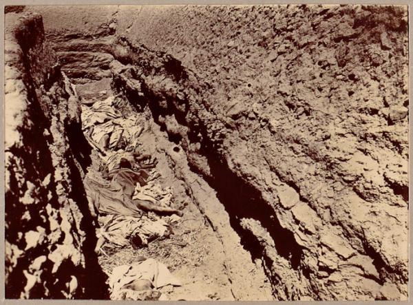 [Cadavres des défenseurs de la Casbah d'In-Rhar après le combat du 19 mars 1900] (Image de propagande coloniale)
