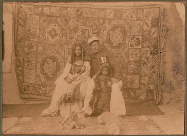 A mon vieil ami Delay [Sergent]. Moi [capitaine Germain] et mon krail (légende au dos du cliché) (Image de propagande coloniale)