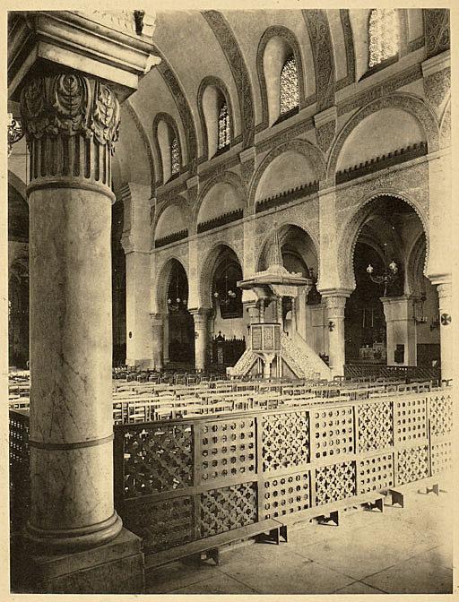 Cathédrale d'Alger. Les piliers de la cathédrale d'Alger sont les mêmes que ceux de la mosquée Ketchawa mais ils sont posés sous un soubassement. C'est la seule partie de l'ancien édifice qui avec le mur mitoyen du Palais d'hiver, ait été conservée. (Image de propagande coloniale)