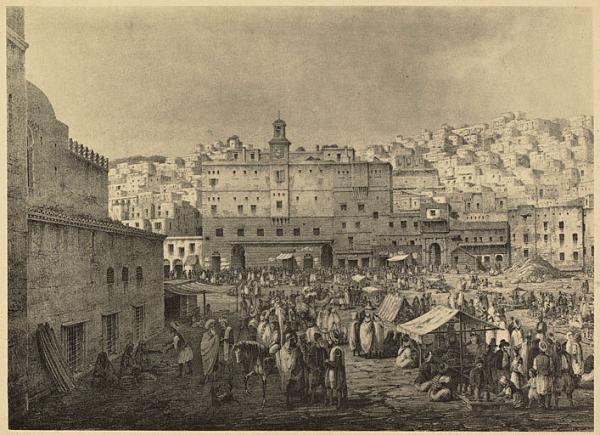 Alger. Place du Gouvernement et jénina. vue prise de la rue de la Marine. Angle de la mosquée Djemaâ-el-Djedid, dont une fenêtre a été tranformée en porte par le service de la Mahakma. En face de la Jénina, ensemble de constructions [...] servant (1832) aux services militaires et civils (manutention, campement tribunal civil), ancienne résidence des Deys [...]. A droite amas de déblais provenant de maisons mauresques et de la mosquée Seyda dont les colonnes forment actuellement la rue de la Marine (Image de propagande coloniale)
