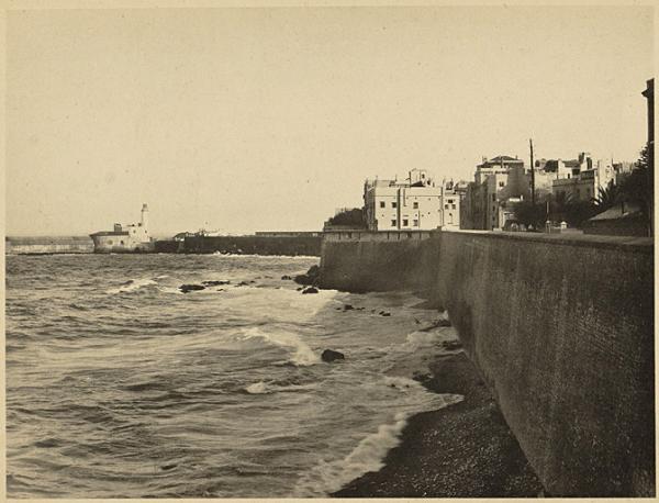 [Alger]. Boulevard Amiral-Pierre. Phare. Poudrière et bastion recouverts après l'explosion. Phare, jetée Kher-ed-din. Pâté de maisons de la rue du 14 juin et de la rue des Lotophages. Jardin du général commandant l'artillerie. (Image de propagande coloniale)