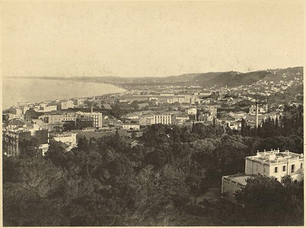 [Alger]. Mustapha.Champs de Manoeuvres. Vue prise du plateau Saulière, cheminée de l'usine à gaz, hôpital civil, meules à fourage, quartier de la mairie, Champ de manoeuvres, arsenal, abattoir, quartier Bellecourt, Jardin d'essai, Hussein-Dey, Kouba (Image de propagande coloniale)