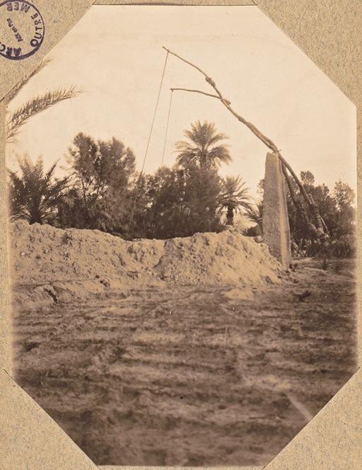 Béni-Abbès.Un puits dans la palmeraie (Image de propagande coloniale)