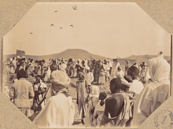 Béni-Abbès 1902. La fête de l'Aïd-el-Kébir. Les indigènes arrivent pour exécuter la fantasia (Image de propagande coloniale)