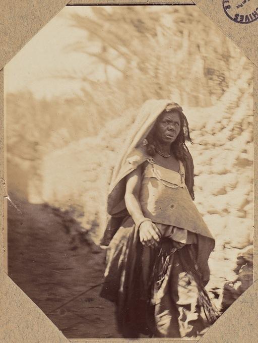 Béni-Abbès 1902. Femme indigène (Image de propagande coloniale)