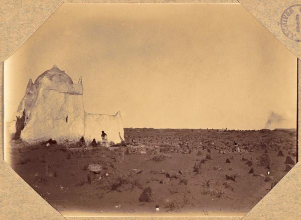 Igli. Le cimetière indigène et le ksour (Image de propagande coloniale)