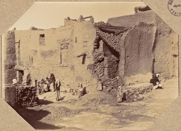 Taghit. Vue intérieure du ksour et groupe d'enfants (Image de propagande coloniale)