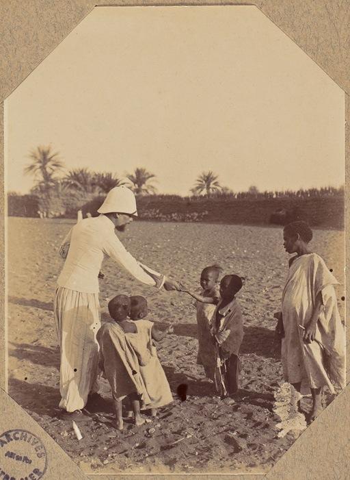 Béni-Abbès 1902. [Un soldat et des enfants] (Image de propagande coloniale)