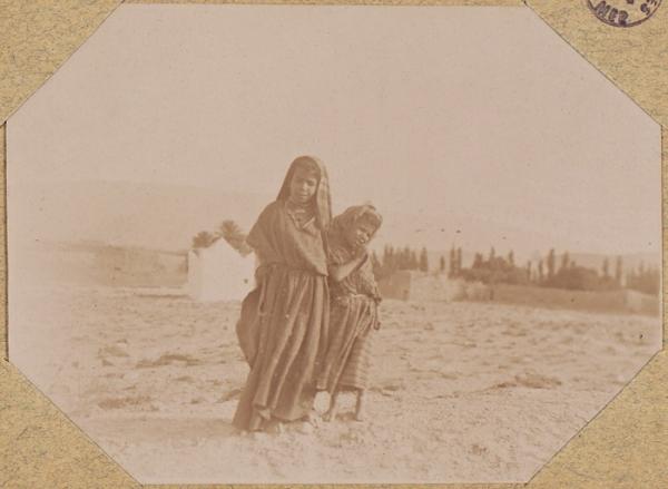 Aïn-Sefra. 1901. Jeunes filles indigènes ; le cimetière (Image de propagande coloniale)