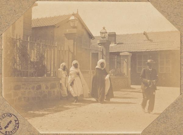 Aïn-Sefra. 1901. Le fils de Bou-amama. Sidi-Tayeb, Bournier entrepreneur, et leur suite sortent de chez le général Cauchemez (Image de propagande coloniale)