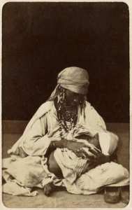 [Femme africaine avec son enfant] (Image de propagande coloniale)