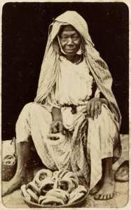 [Vieille femme] (Image de propagande coloniale)