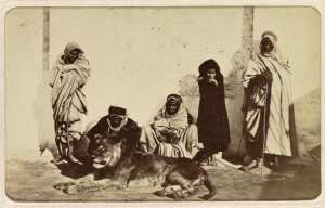 [Hommes, enfant avec un lion] (Image de propagande coloniale)