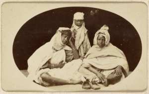 [Homme, femmes et enfant] (Image de propagande coloniale)