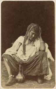 [Femme assise] (Image de propagande coloniale)