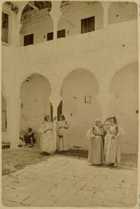 Constantine. Cour d'une maison mauresque (Image de propagande coloniale)