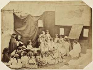 École de jeunes filles mauresques dirigée par Mme Luce (Alger) (Image de propagande coloniale)