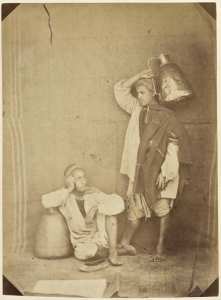 Biskris, porteurs d'eau, (Moul-el-Ma) (Alger) (Image de propagande coloniale)