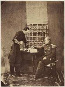 MM de Cissey, général de brigade et de Lautivy, capitaine son aide de camp (Milianah) (Image de propagande coloniale)