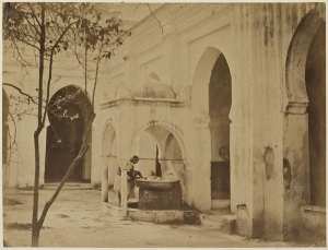 Fontaine des ablutions, cour de la Grande mosquée, (Alger) (Image de propagande coloniale)