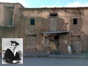 Dans cette maison délabrée du vieux quartier de Z'mala dans la ville de Batna vivait autrefois l'écrivaine suisse Isabelle Eberhardt en 1899.