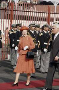 La Reine Elizabeth reçus au port d'Alger par le défunt président Chadli Bendjedid
