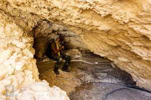 Un jeune géologue examinant les roches longeant oued Bouster