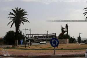 Rond point à l'entrée de la ville de Yellel