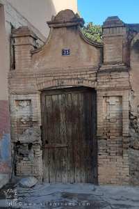 Ancienne porte d'une vieille maison coloniale à Hennaya (Eugène Etienne)