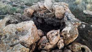 Formation rocheuse mystérieuse dans un champ de Terny (Tlemcen)